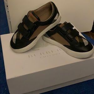 Burberry boys sneakers size 27 (euro) 9.5 (u.s.)